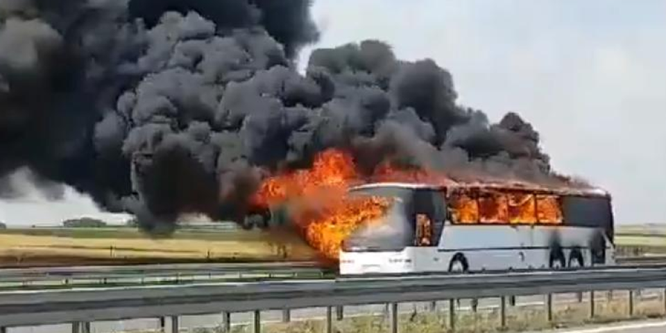 PLANUO AUTOBUS  NA PUTU KA ORAŠCU U GROCKOJ: Zapalio se deo kod motora, putnici izašli na vreme